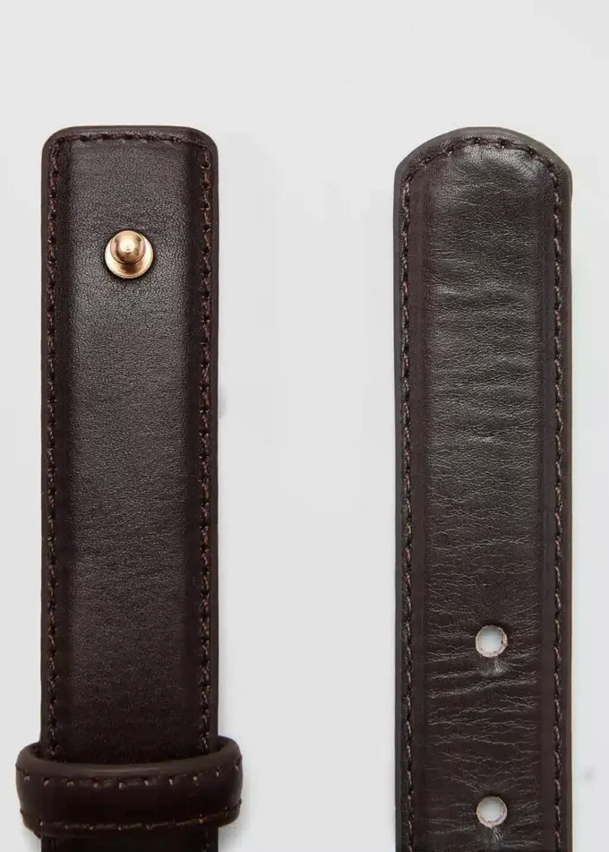 Skórzany pasek z metalowymi detalami Skórzany pasek z metalowymi detalami