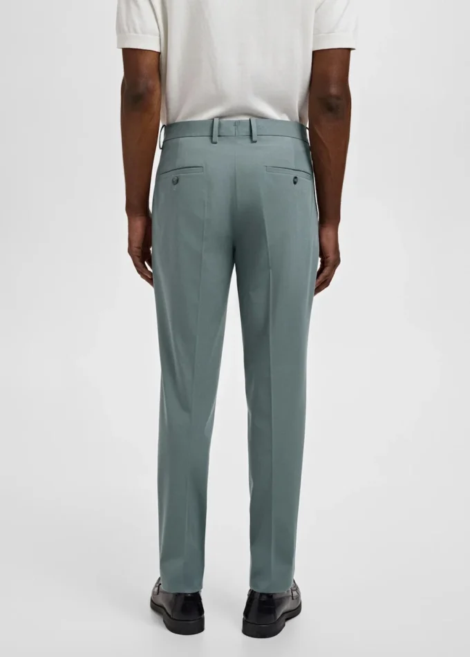 Spodnie garniturowe z elastycznego materiału o bardzo wąskim kroju Spodnie garniturowe z elastycznego materiału o bardzo wąskim kroju