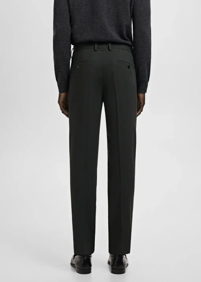 Spodnie garniturowe z elastycznego materiału o bardzo wąskim kroju Spodnie garniturowe z elastycznego materiału o bardzo wąskim kroju