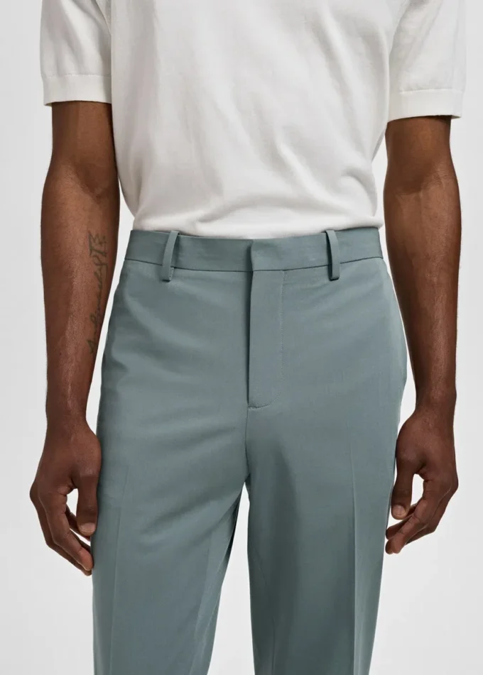 Spodnie garniturowe z elastycznego materiału o bardzo wąskim kroju Spodnie garniturowe z elastycznego materiału o bardzo wąskim kroju