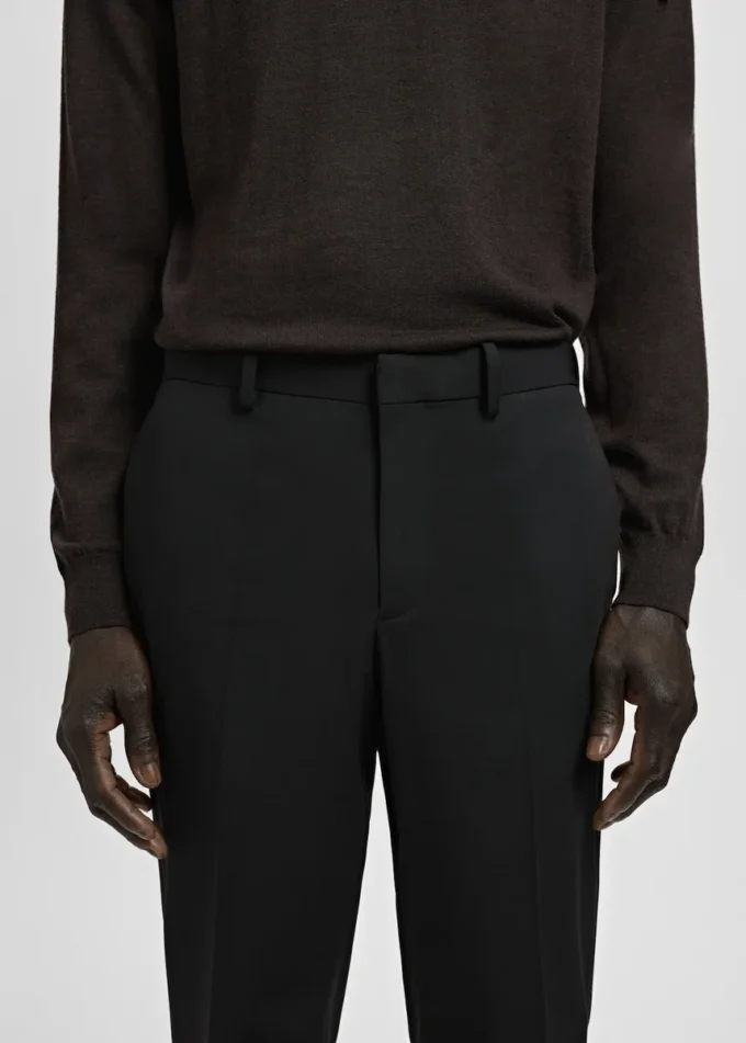 Spodnie garniturowe z elastycznego materiału o bardzo wąskim kroju Spodnie garniturowe z elastycznego materiału o bardzo wąskim kroju