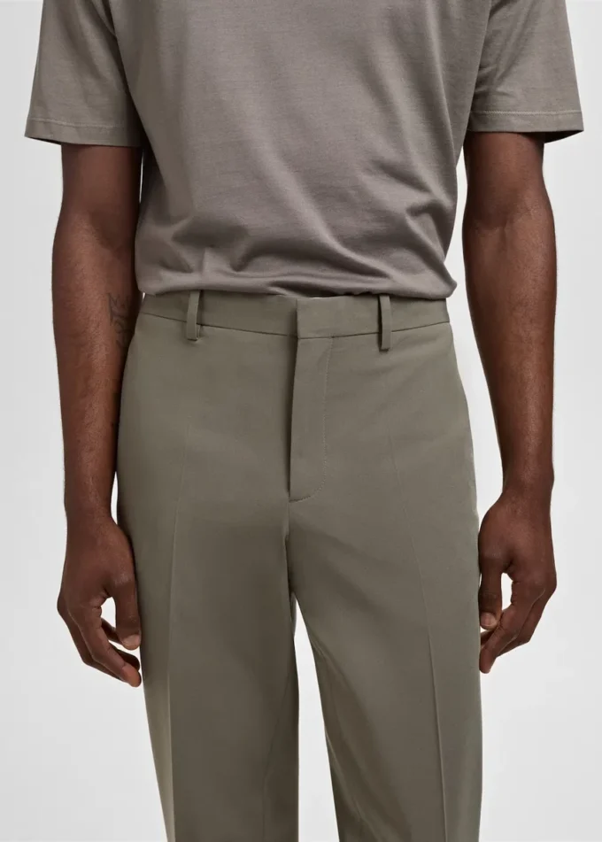 Spodnie garniturowe z elastycznego materiału o bardzo wąskim kroju Spodnie garniturowe z elastycznego materiału o bardzo wąskim kroju