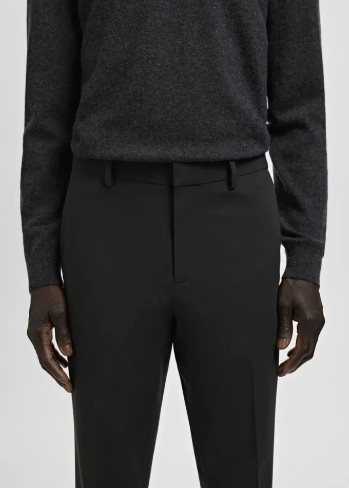 Spodnie garniturowe z elastycznego materiału o bardzo wąskim kroju Spodnie garniturowe z elastycznego materiału o bardzo wąskim kroju