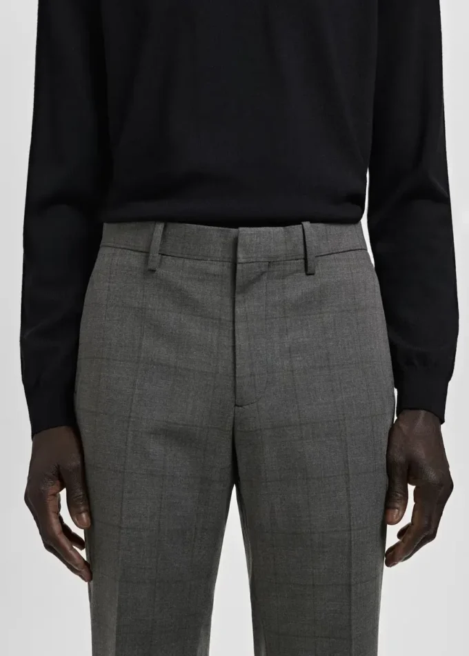 Spodnie garniturowe z elastycznego materiału o bardzo wąskim kroju Spodnie garniturowe z elastycznego materiału o bardzo wąskim kroju