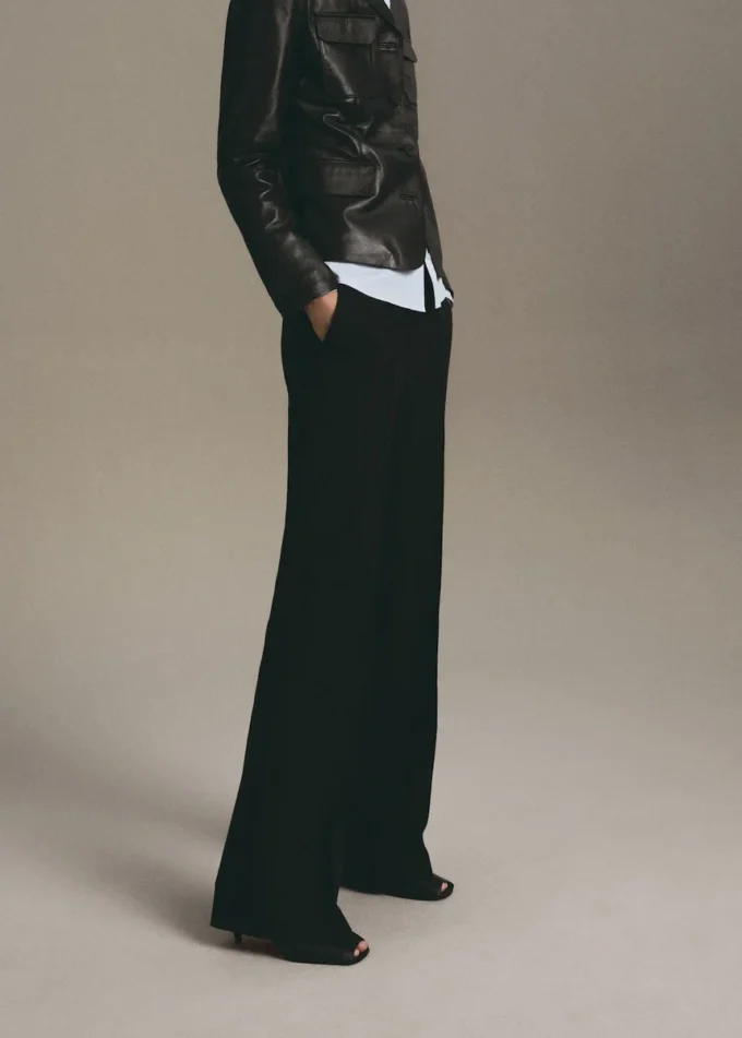 Spodnie o prostym kroju z detalami szwów Spodnie o prostym kroju z detalami szwów