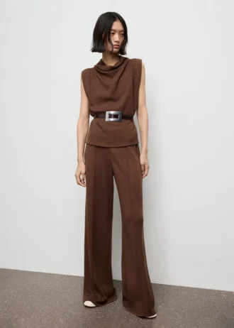 Spodnie o prostym kroju z detalami szwów Spodnie o prostym kroju z detalami szwów