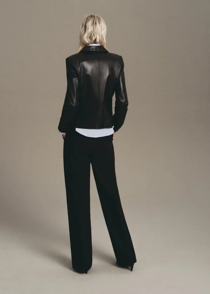 Spodnie o prostym kroju z detalami szwów Spodnie o prostym kroju z detalami szwów