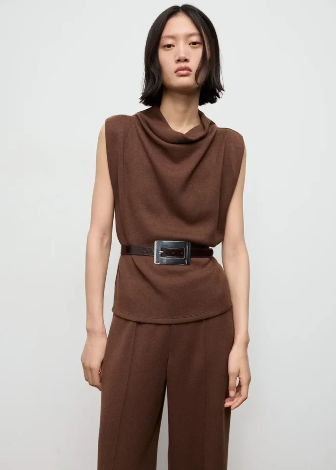 Spodnie o prostym kroju z detalami szwów Spodnie o prostym kroju z detalami szwów