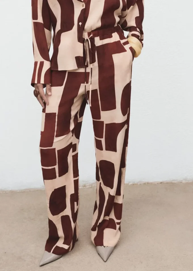 Spodnie o płynnym kroju z geometrycznym wzorem Spodnie o płynnym kroju z geometrycznym wzorem