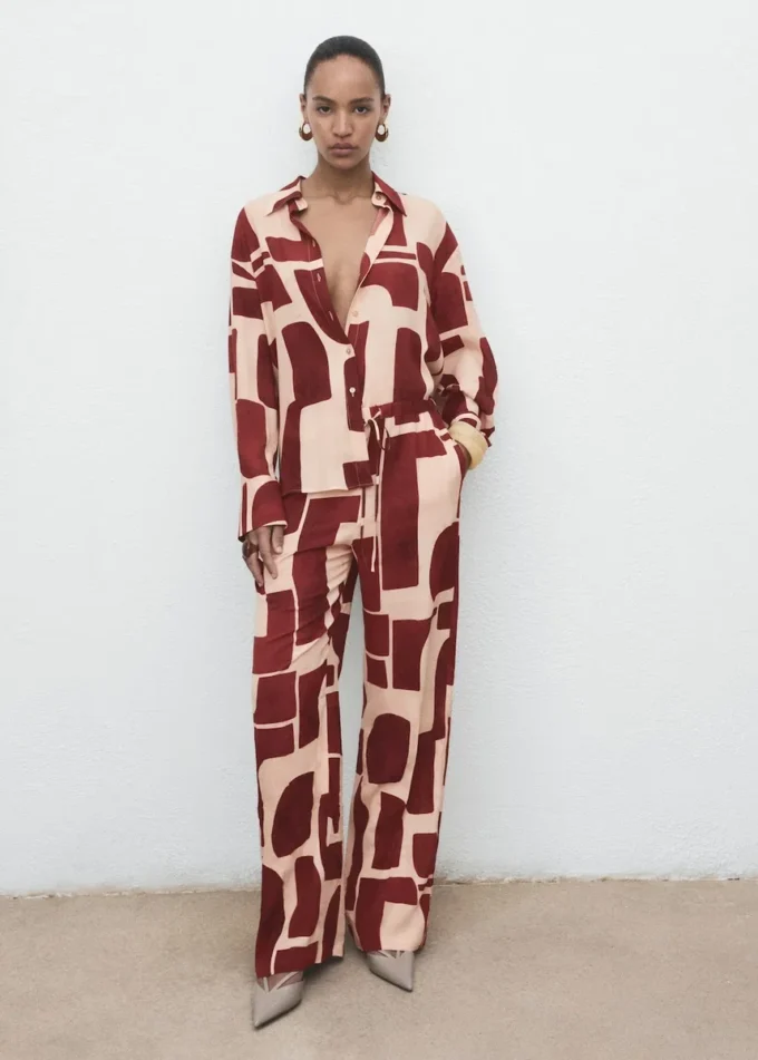 Spodnie o płynnym kroju z geometrycznym wzorem Spodnie o płynnym kroju z geometrycznym wzorem