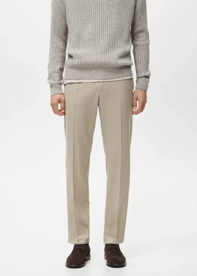 Spodnie o regularnym kroju z płynnego materiału Spodnie o regularnym kroju z płynnego materiału