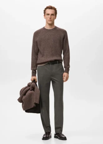 Spodnie o regularnym kroju z płynnego materiału Spodnie o regularnym kroju z płynnego materiału