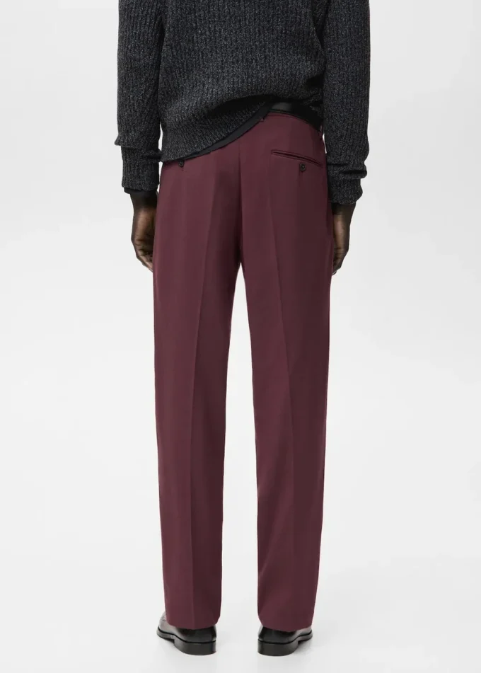 Spodnie o regularnym kroju z płynnego materiału Spodnie o regularnym kroju z płynnego materiału