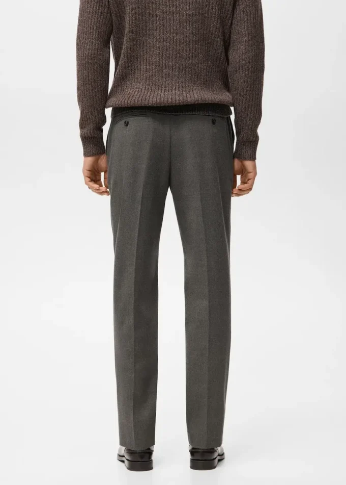 Spodnie o regularnym kroju z płynnego materiału Spodnie o regularnym kroju z płynnego materiału