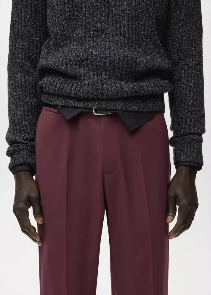 Spodnie o regularnym kroju z płynnego materiału Spodnie o regularnym kroju z płynnego materiału