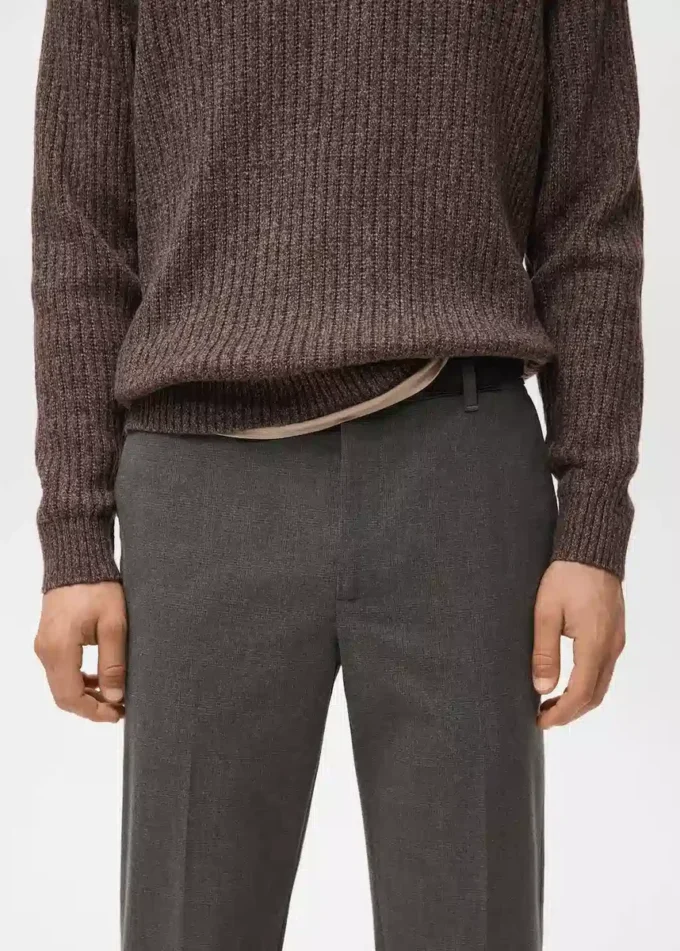 Spodnie o regularnym kroju z płynnego materiału Spodnie o regularnym kroju z płynnego materiału