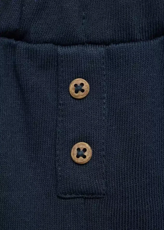 Spodnie z guzikami o prostym kroju Spodnie z guzikami o prostym kroju