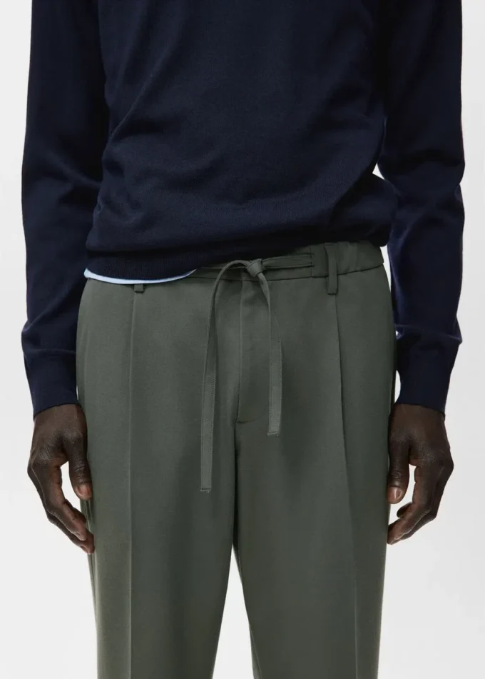 Spodnie z plisami o regularnym kroju Spodnie z plisami o regularnym kroju