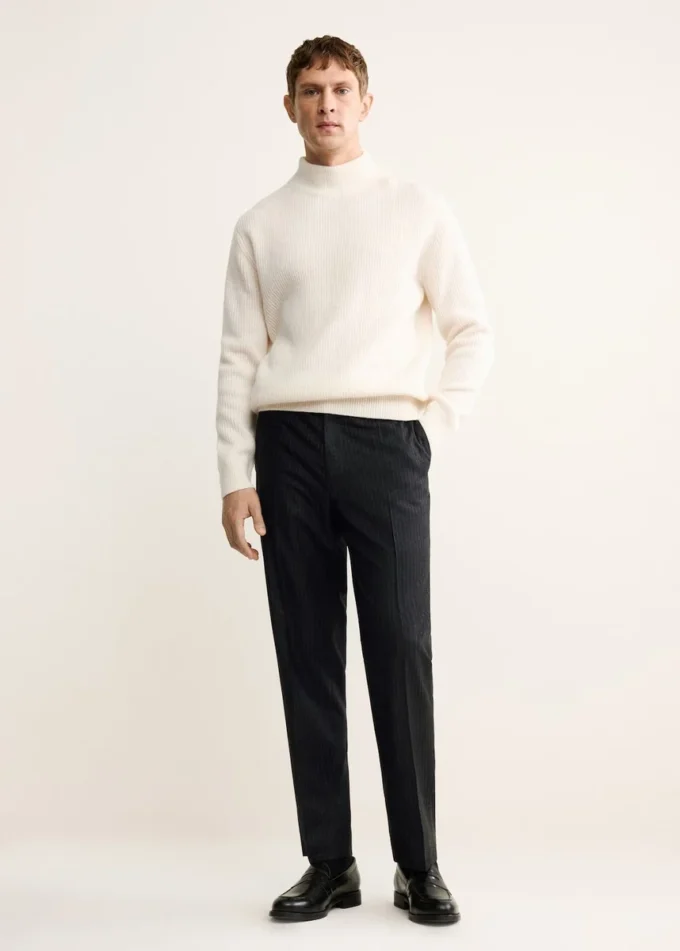 Spodnie z regularnym krojem w prążki, wykonane w 100% z dziewiczej wełny Spodnie z regularnym krojem w prążki, wykonane w 100% z dziewiczej wełny