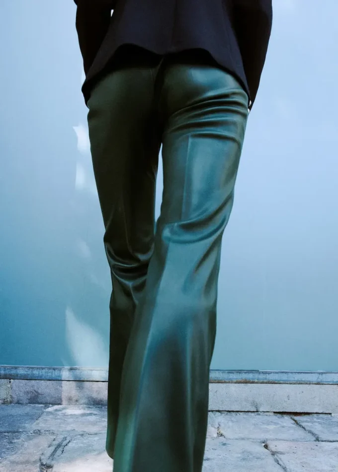 Spodnie z sztucznej skóry z rozkloszowanymi nogawkami Spodnie z sztucznej skóry z rozkloszowanymi nogawkami