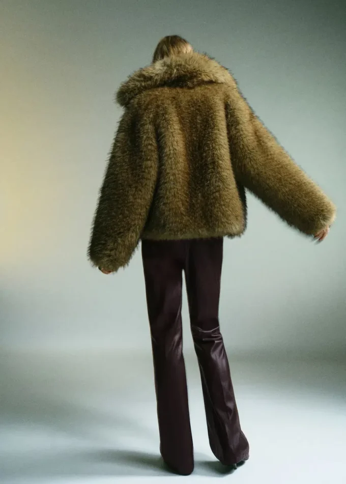 Spodnie z sztucznej skóry z rozkloszowanymi nogawkami Spodnie z sztucznej skóry z rozkloszowanymi nogawkami