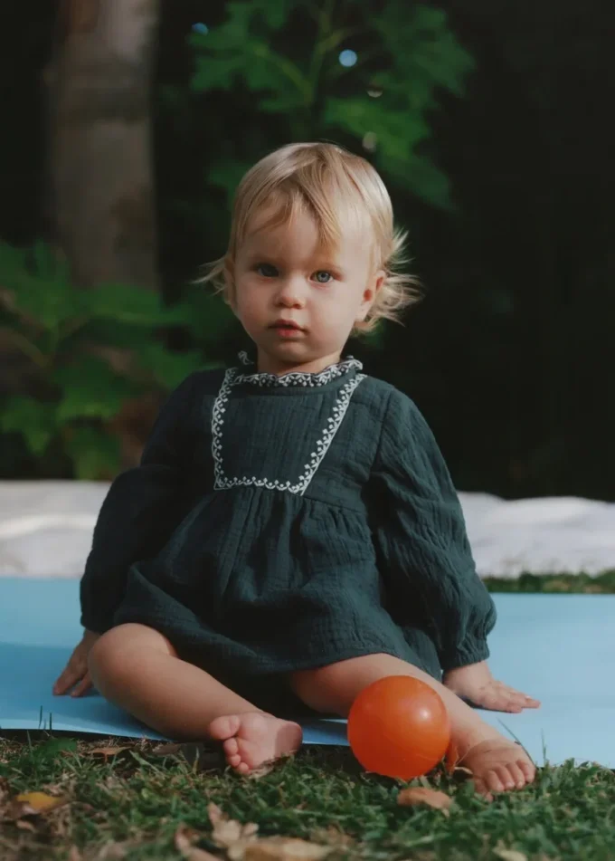 Sukienka i żabka z haftowanymi detalami Sukienka i żabka z haftowanymi detalami