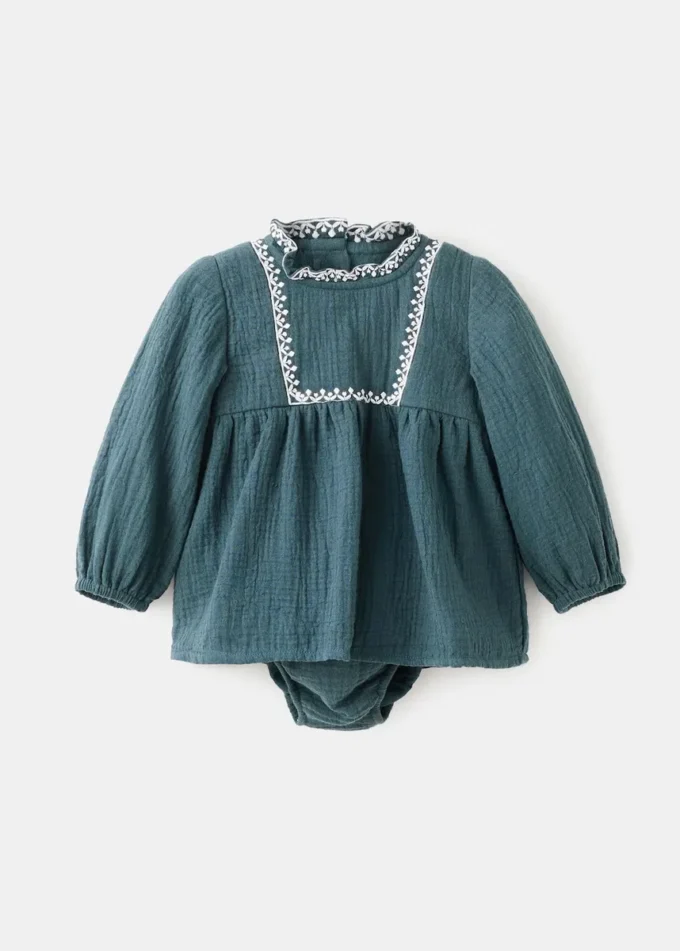 Sukienka i żabka z haftowanymi detalami Sukienka i żabka z haftowanymi detalami