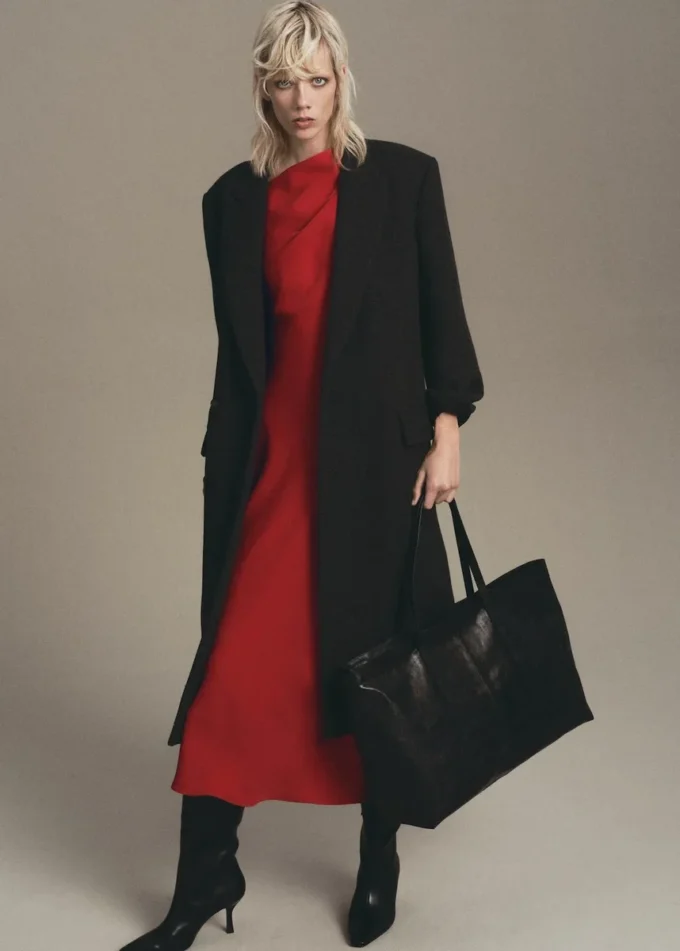 Sukienka o kroju litery A z asymetrycznym dekoltem Sukienka o kroju litery A z asymetrycznym dekoltem