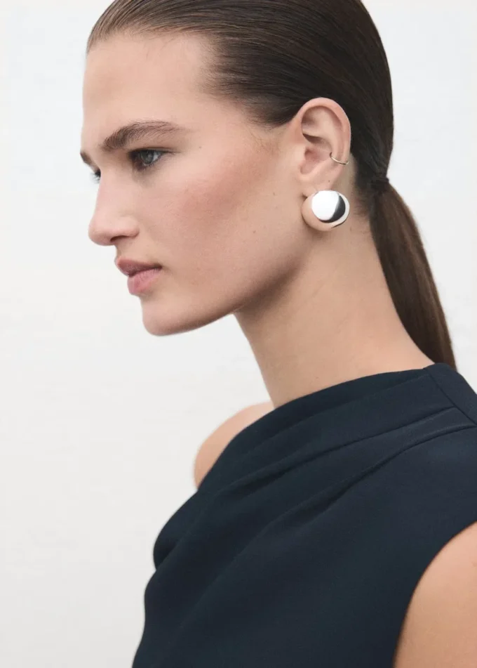 Sukienka o kroju litery A z asymetrycznym dekoltem Sukienka o kroju litery A z asymetrycznym dekoltem