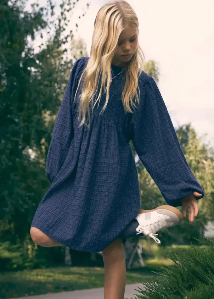 Sukienka w kratkę z haftowanymi detalami Sukienka w kratkę z haftowanymi detalami