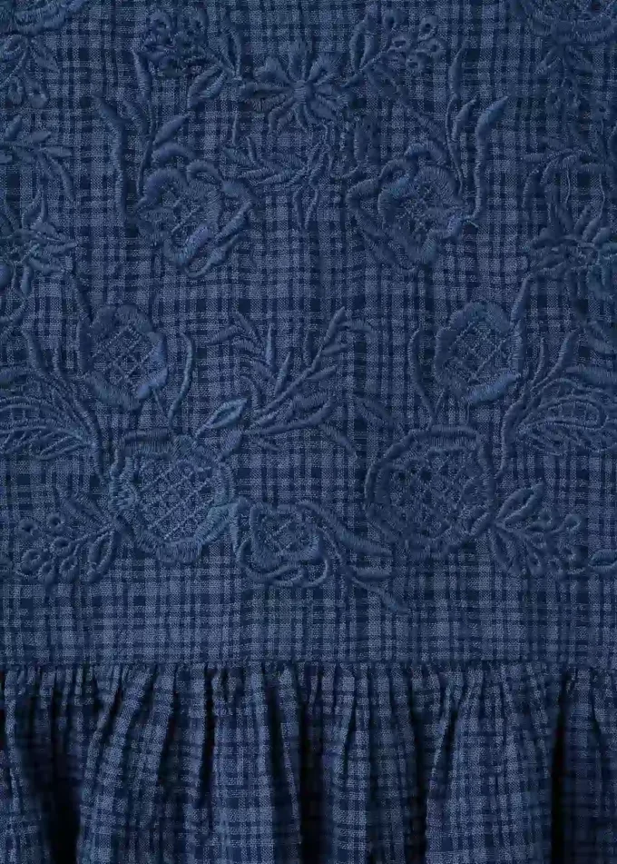 Sukienka w kratkę z haftowanymi detalami Sukienka w kratkę z haftowanymi detalami