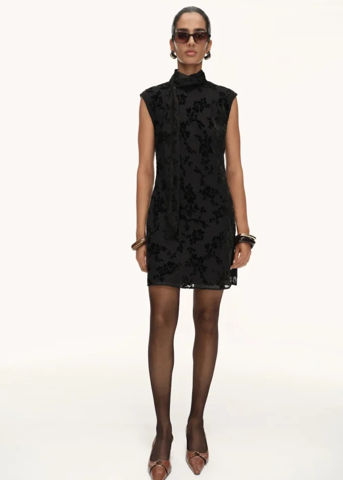 Sukienka z żakardowym wzorem w kwiaty Sukienka z żakardowym wzorem w kwiaty