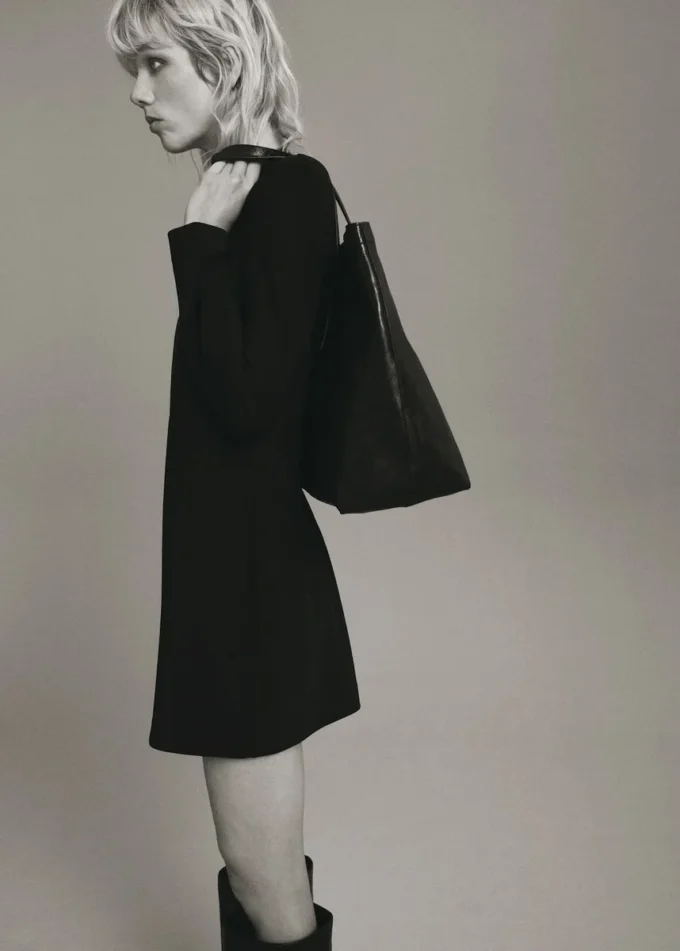 Sukienka z długimi rękawami i drapowanym dekoltem Sukienka z długimi rękawami i drapowanym dekoltem