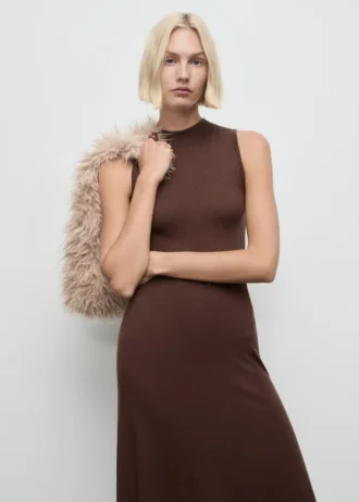 Sukienka z dzianiny z golfem