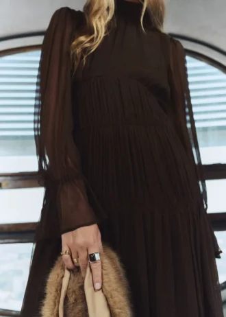 Sukienka z falbanami i bufiastymi rękawami