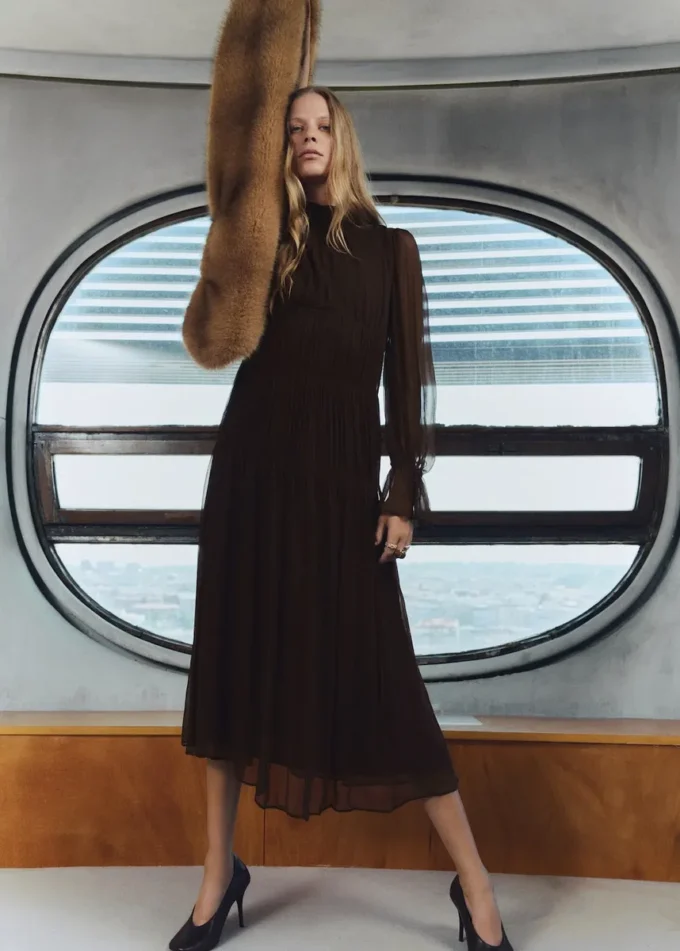 Sukienka z falbanami i bufiastymi rękawami Sukienka z falbanami i bufiastymi rękawami