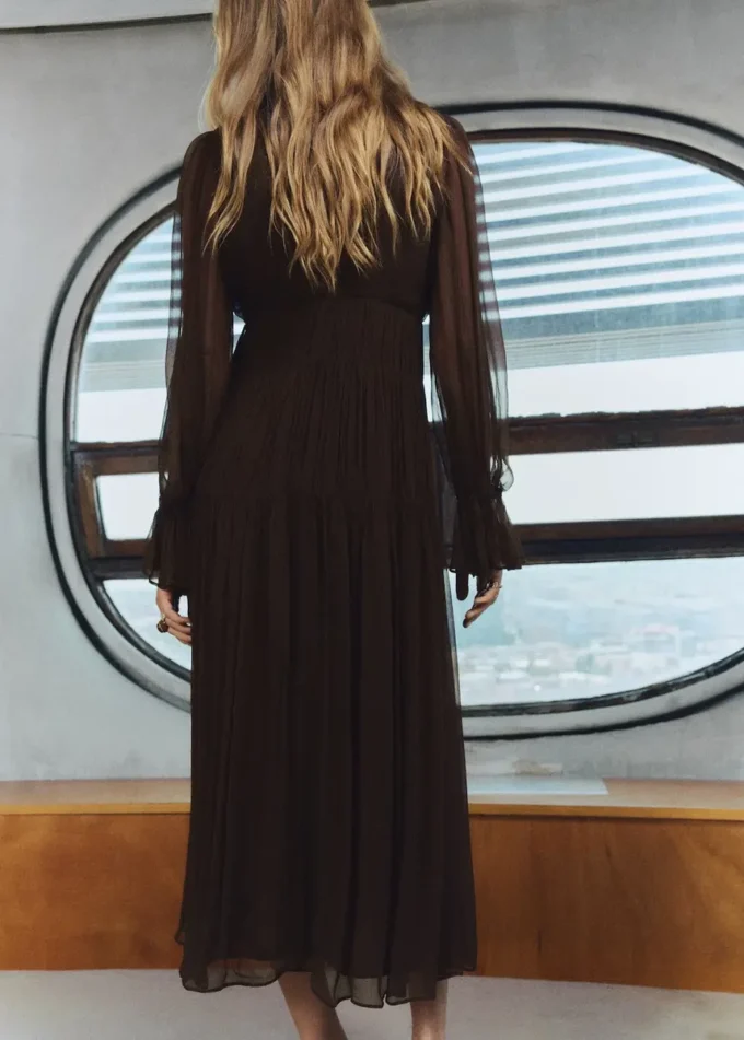 Sukienka z falbanami i bufiastymi rękawami Sukienka z falbanami i bufiastymi rękawami