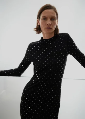 Sukienka z kryształami i odkrytymi plecami