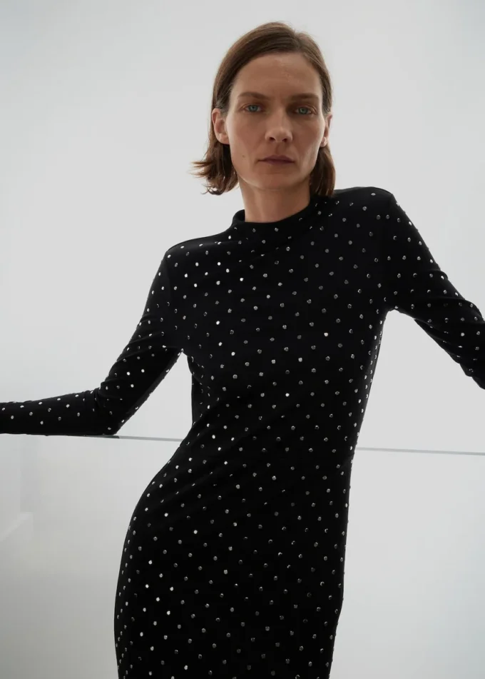 Sukienka z kryształami i odkrytymi plecami Sukienka z kryształami i odkrytymi plecami