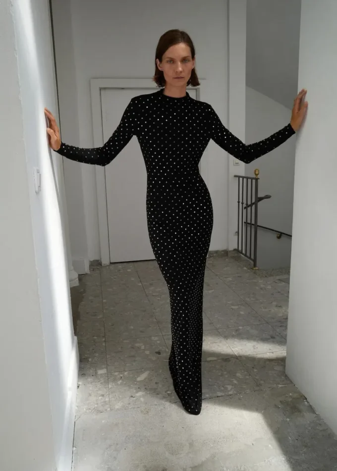 Sukienka z kryształami i odkrytymi plecami Sukienka z kryształami i odkrytymi plecami