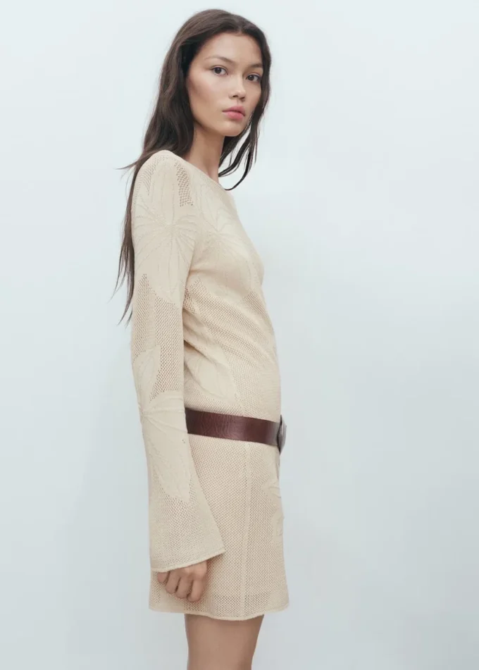 Sukienka z kwiatowym wzorem wykonana techniką szydełkową Sukienka z kwiatowym wzorem wykonana techniką szydełkową