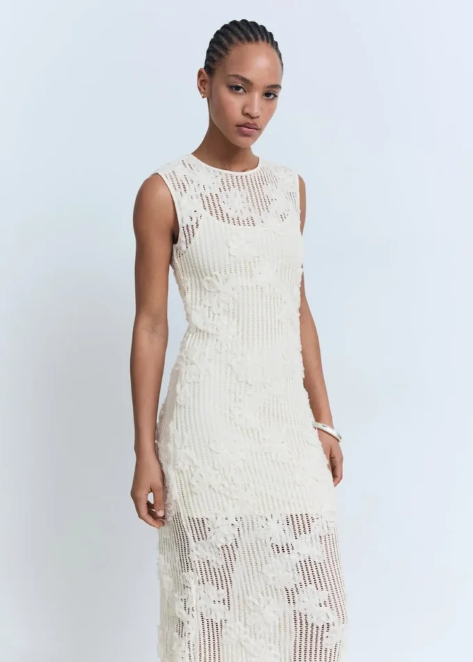 Sukienka z kwiatowym wzorem wykonana techniką szydełkową Sukienka z kwiatowym wzorem wykonana techniką szydełkową