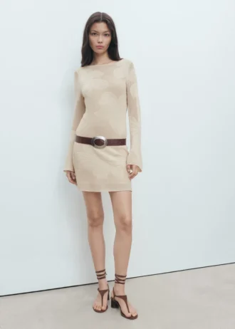 Sukienka z kwiatowym wzorem wykonana techniką szydełkową