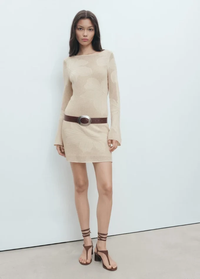 Sukienka z kwiatowym wzorem wykonana techniką szydełkową Sukienka z kwiatowym wzorem wykonana techniką szydełkową