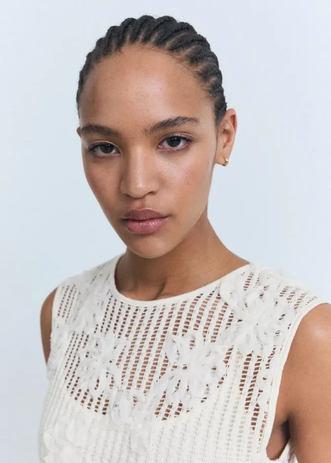 Sukienka z kwiatowym wzorem wykonana techniką szydełkową Sukienka z kwiatowym wzorem wykonana techniką szydełkową