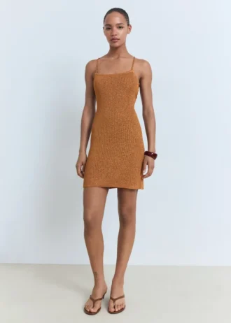 Sukienka z lureksu z krzyżującymi się ramiączkami na plecach