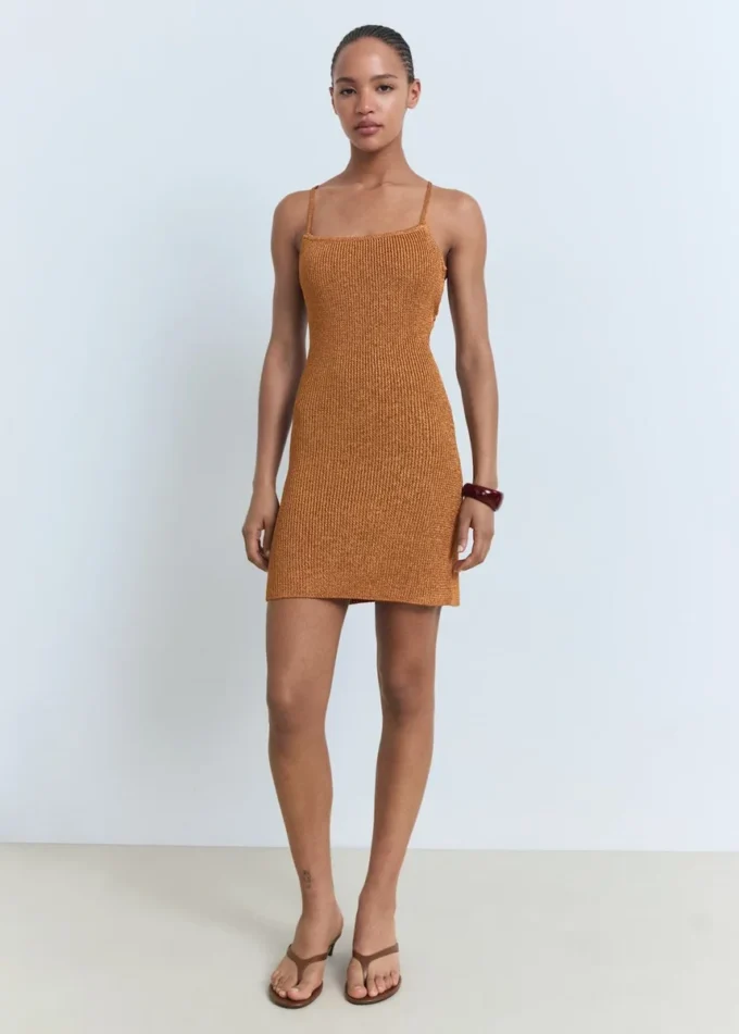 Sukienka z lureksu z krzyżującymi się ramiączkami na plecach Sukienka z lureksu z krzyżującymi się ramiączkami na plecach