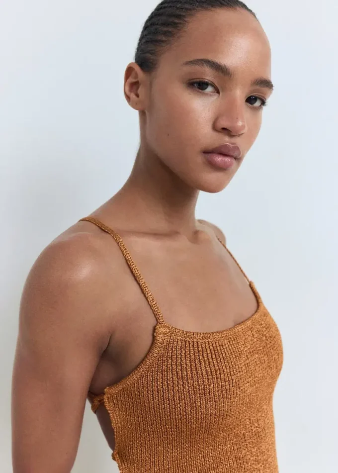 Sukienka z lureksu z krzyżującymi się ramiączkami na plecach Sukienka z lureksu z krzyżującymi się ramiączkami na plecach