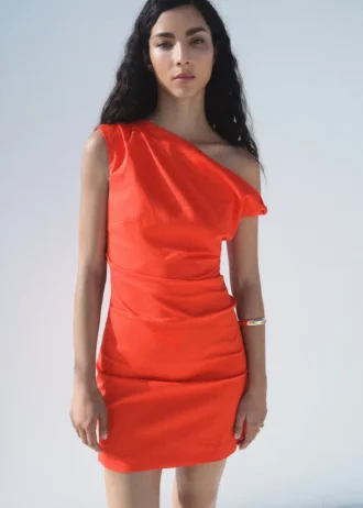 Sukienka z marszczeniami i asymetrycznym dekoltem