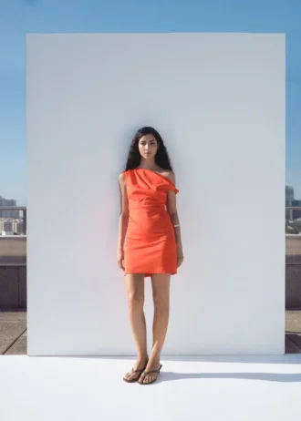 Sukienka z marszczeniami i asymetrycznym dekoltem